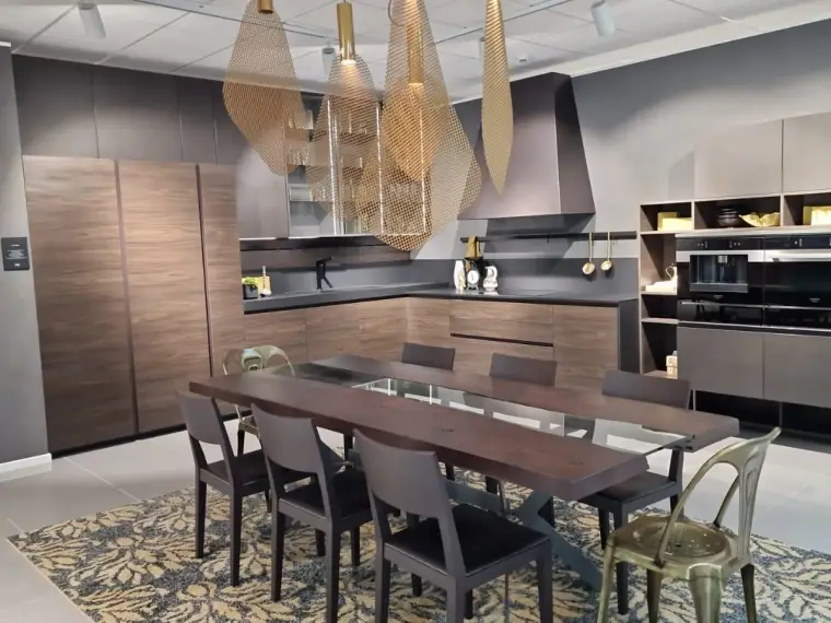 Cucina AR-TRE Up Design ad angolo in olmo scuro con top Fenix nero, cappa a piramide, parete forni e tavolo in legno massello, vista d'insieme della composizione
