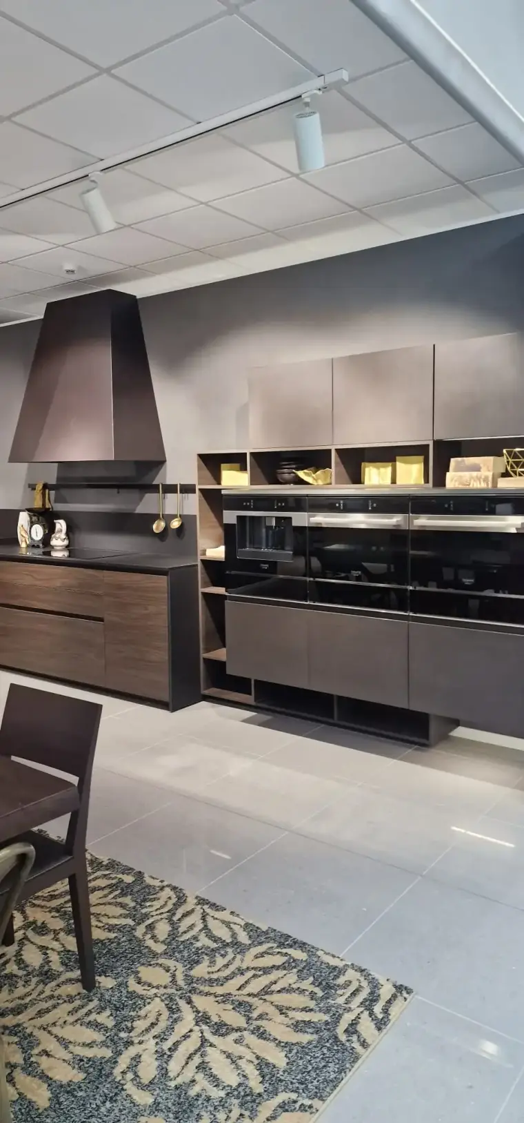 Cucina AR-TRE Up Design in olmo scuro con colonne forni ed elementi a giorno — vista d'insieme