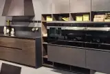 Cucina AR-TRE Up Design in olmo scuro con colonne forni ed elementi a giorno, vista d'insieme