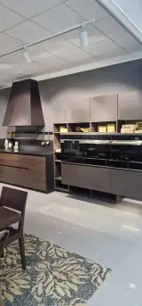 Cucina AR-TRE Up Design in olmo scuro con colonne forni ed elementi a giorno — vista d'insieme