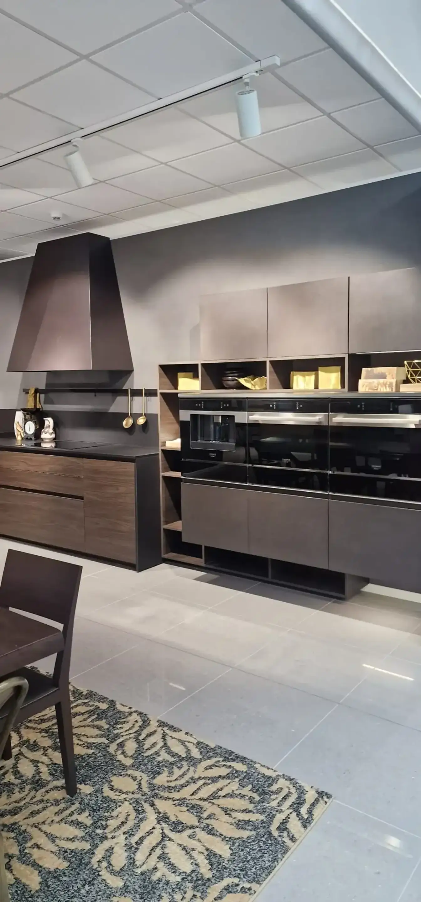 Cucina AR-TRE Up Design in olmo scuro con colonne forni ed elementi a giorno — vista d'insieme