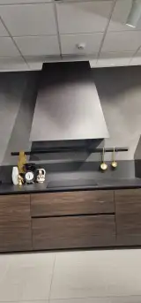 Cucina AR-TRE Up Design con top Fenix nero e cappa a piramide in finitura lava — zona cottura frontale