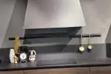 Cucina AR-TRE Up Design con top Fenix nero e cappa a piramide in finitura lava, zona cottura frontale