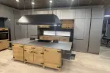 Cucina Bistrò con isola centrale e finiture in rovere massello vista laterale
