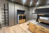 Cucina Bistrò con isola in Fenix Acciaio Hamilton e rovere massello, vista d'ambiente