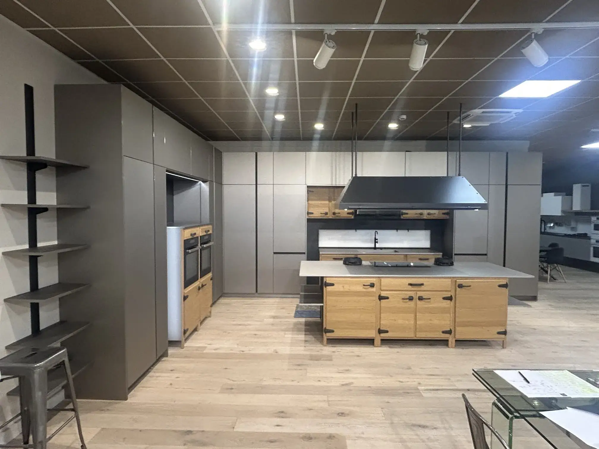Cucina Bistrò in Fenix Acciaio Hamilton e rovere massello, vista frontale con isola, selezionata da Stock Kitchens