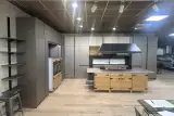 Cucina Bistrò in Fenix Acciaio Hamilton e rovere massello vista frontale con isola