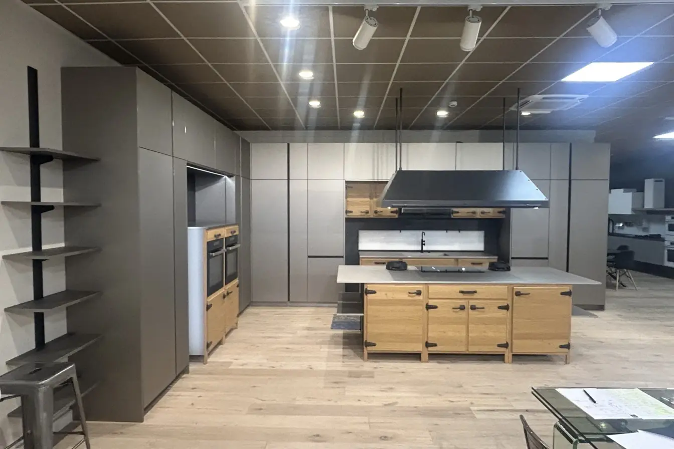 Cucina Bistrò in Fenix Acciaio Hamilton e rovere massello vista frontale con isola