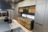 Zona lavello cucina Bistrò in rovere massello con colonne laterali e pensili
