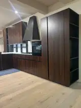 Cucina Glamour angolare in legno scuro con isola