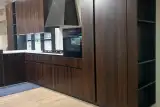 Cucina Glamour angolare in legno scuro con isola