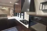 Cucina Glamour con colonne e cappa dal design moderno