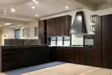 Cucina Glamour con isola scura vista frontale