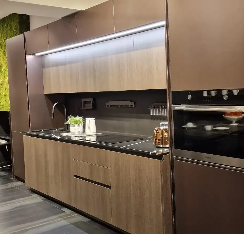 Cucina Mod. Metropolis vista frontale con ante effetto legno, top nero e forno a incasso