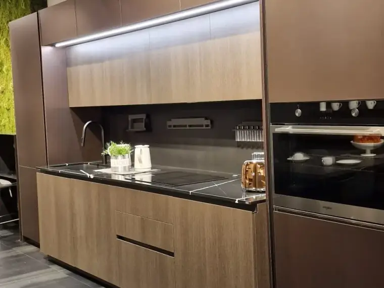 Cucina Mod. Metropolis vista frontale con ante effetto legno, top nero e forno a incasso