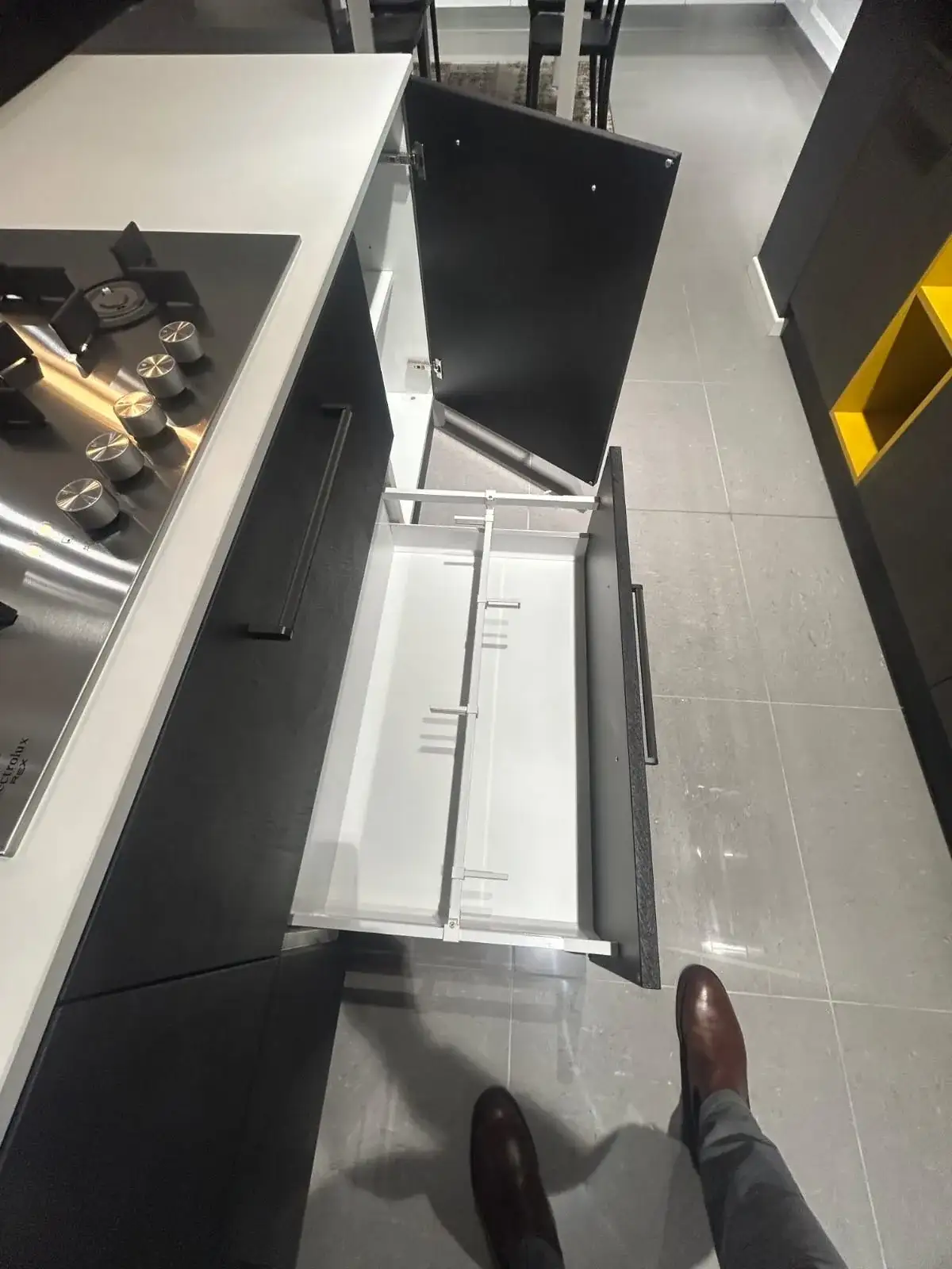 Cassettone attrezzato dell'isola con piano cottura a gas Electrolux