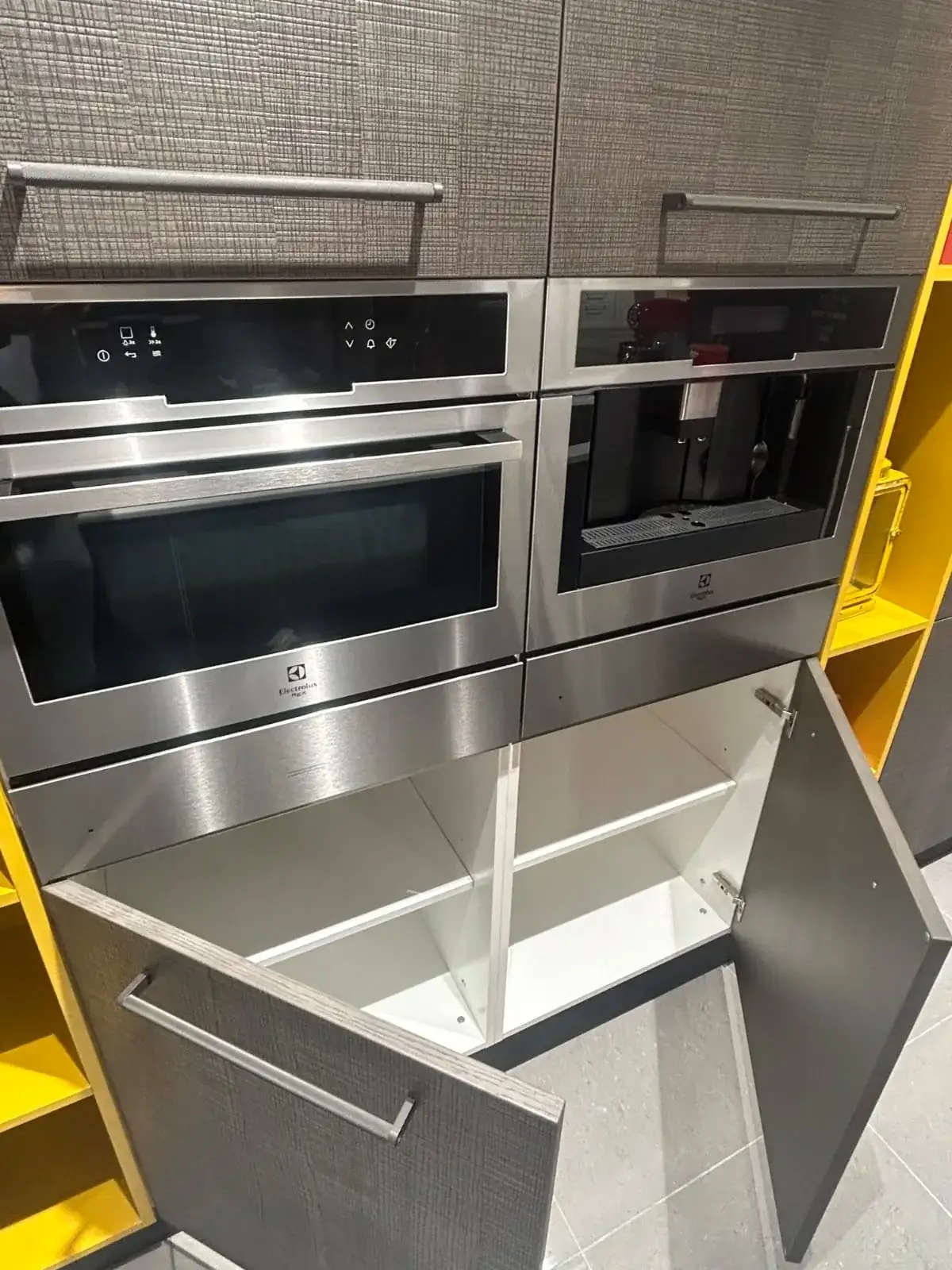Forni Electrolux e macchina del caffè da incasso nella colonna attrezzata