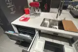Zona lavello con lavastoviglie integrata e cassetto per la raccolta differenziata