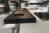 Penisola snack in nero effetto legno con piano in quarzo bianco