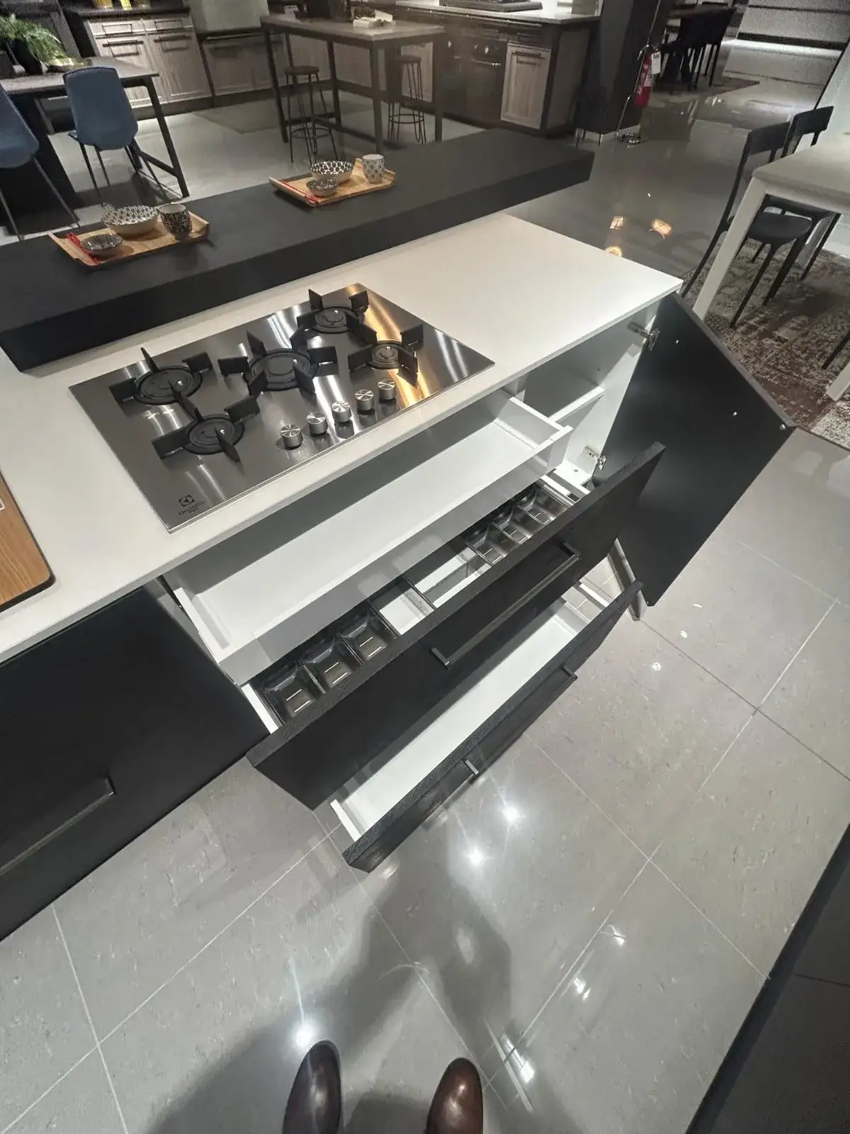 Piano cottura a gas e cassetti portaposate dell’isola della cucina moderna