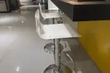 Penisola snack della cucina moderna con sgabelli in acrilico trasparente