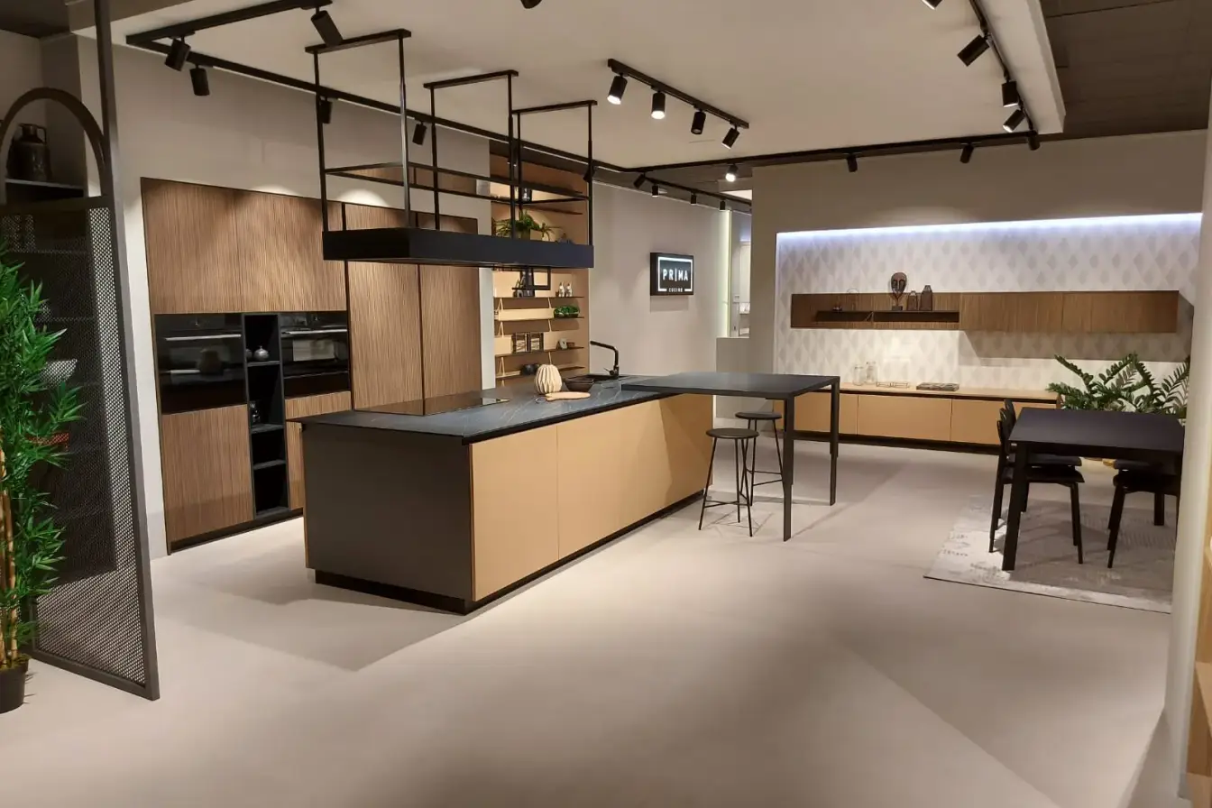 Cucina Prima Gola Linear con isola in laccato pesca opaco e top in gres nero, parete di colonne in gessato noce, penisola snack, tavolo e sedie — vista d'insieme