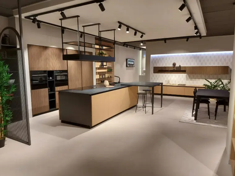 Cucina Prima Gola Linear con isola in laccato pesca opaco e top in gres nero, parete di colonne in gessato noce, penisola snack, tavolo e sedie — vista d'insieme