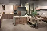 Cucina Stosa City rovere liquirizia, vista della composizione angolare con basi e colonne