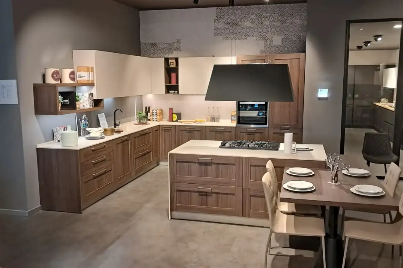 Cucina Stosa City con isola centrale e tavolo integrato in rovere liquirizia