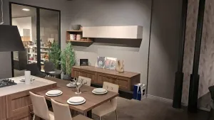 Isola della cucina Stosa City con piano cottura e tavolo integrato in rovere liquirizia