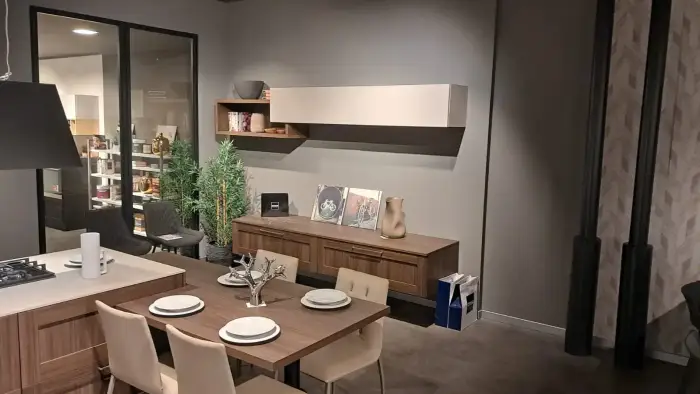Isola della cucina Stosa City con piano cottura e tavolo integrato in rovere liquirizia