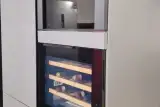 Colonna della cucina Stosa Metropolis con cantinetta vini da incasso e vetrina superiore illuminata