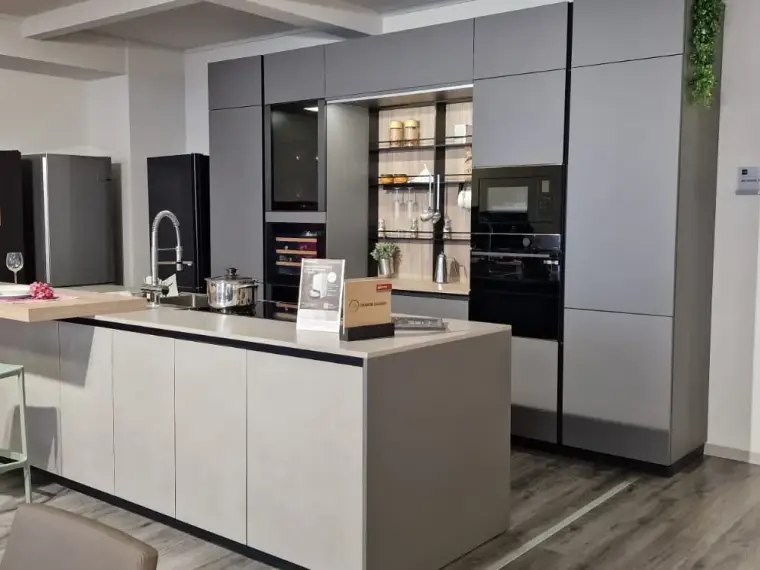 Cucina Stosa Metropolis in PET Grigio con isola Aliant in Neolith Pietra Luna e piano snack in effetto noce, vista d'insieme della composizione