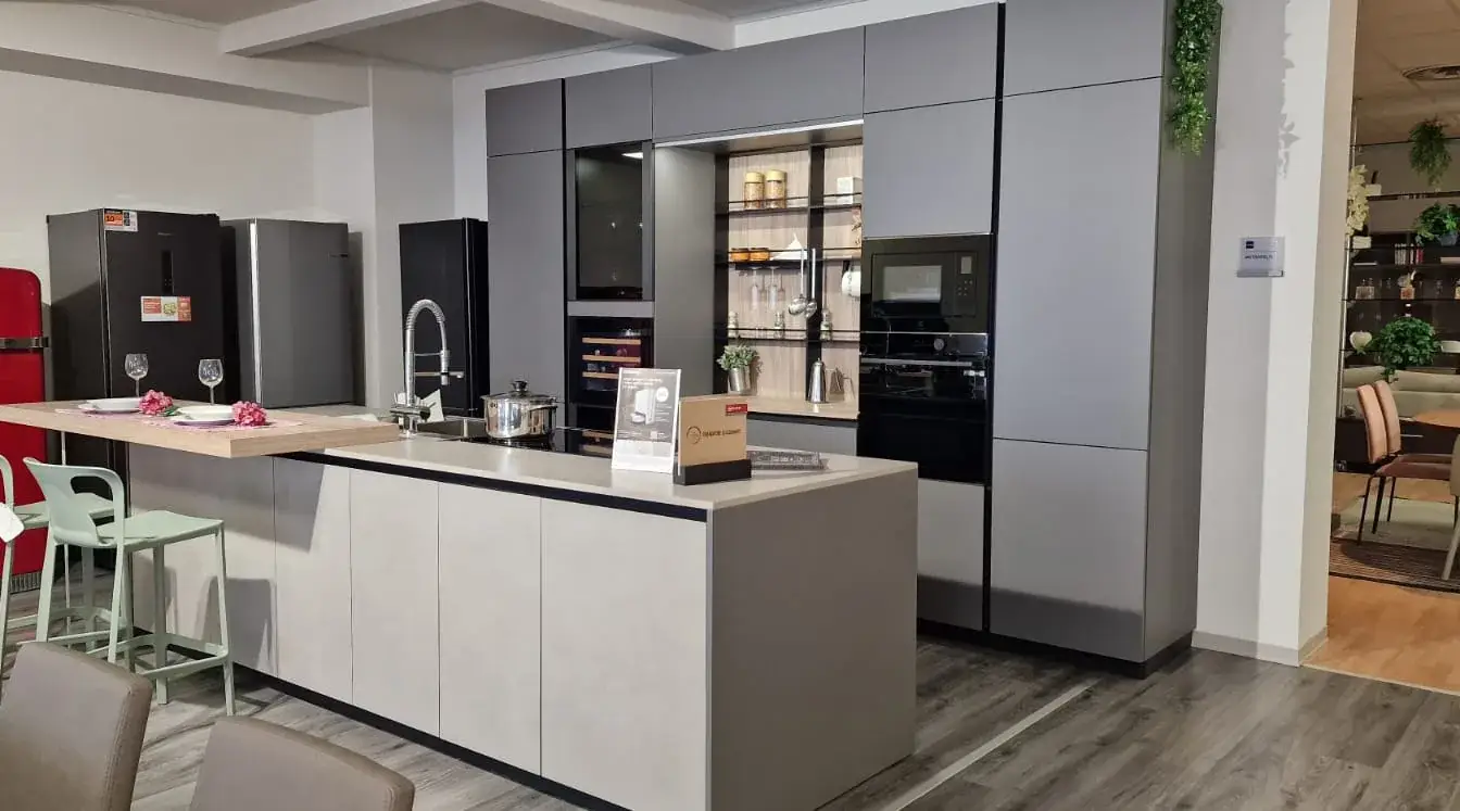 Cucina Stosa Metropolis in PET Grigio con isola Aliant in Neolith Pietra Luna e piano snack in effetto noce, vista d'insieme della composizione