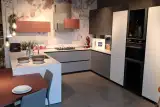 Cucina Stosa Metropolis ad angolo con penisola vista frontale