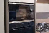 Colonna della cucina Stosa Young con forno e forno a microonde Bosch da incasso e ante in finitura Steppa