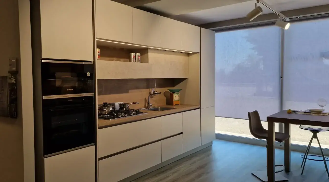 Cucina Stosa Young lineare in finitura Steppa con top e schienale in Noce Marino, vista d'insieme della composizione in vano da 450 cm
