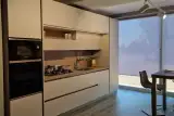 Cucina Stosa Young lineare in finitura Steppa con top e schienale in Noce Marino, vista d'insieme della composizione in vano da 450 cm