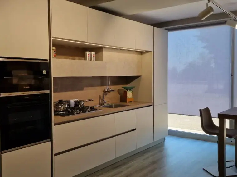 Cucina Stosa Young lineare in finitura Steppa con top e schienale in Noce Marino, vista d'insieme della composizione in vano da 450 cm