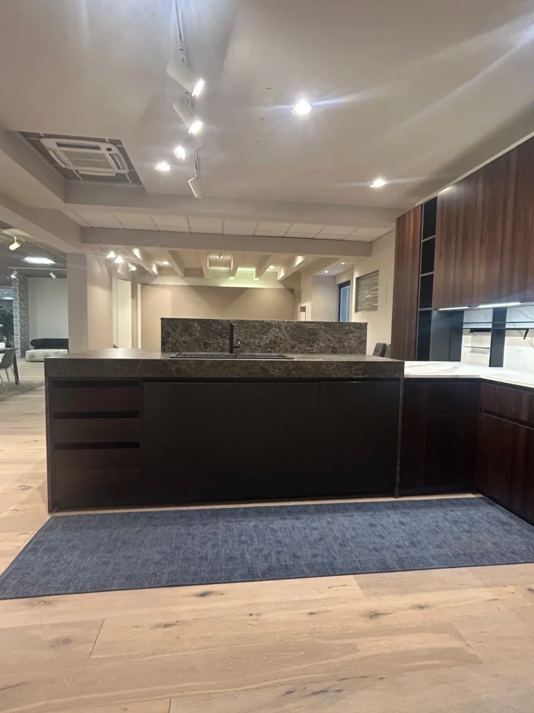 Cucina AR-TRE Glamour con isola moderna e finiture scure