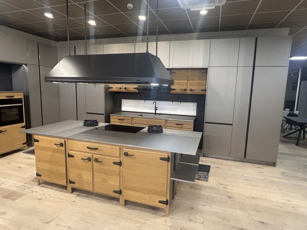 Cucina Bistrò con isola centrale e finiture in rovere massello vista laterale