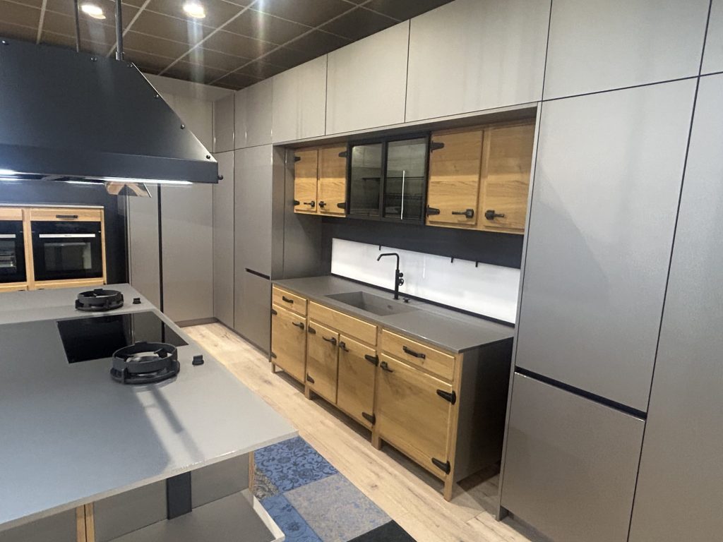 Zona lavello cucina Bistrò in rovere massello con colonne laterali e pensili