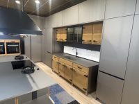 Zona lavello cucina Bistrò in rovere massello con colonne laterali e pensili