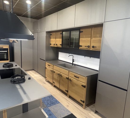 Zona lavello cucina Bistrò in rovere massello con colonne laterali e pensili