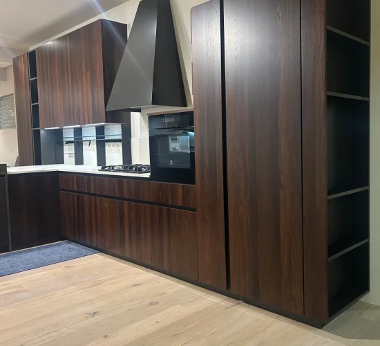 Cucina Glamour angolare in legno scuro con isola