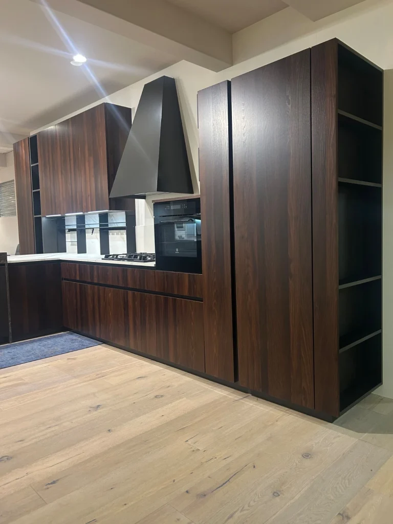 Cucina Glamour angolare in legno scuro con isola
