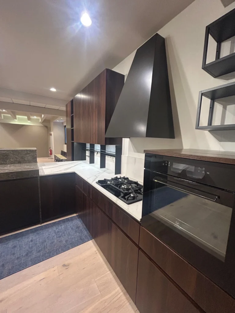 Cucina Glamour con colonne e cappa dal design moderno