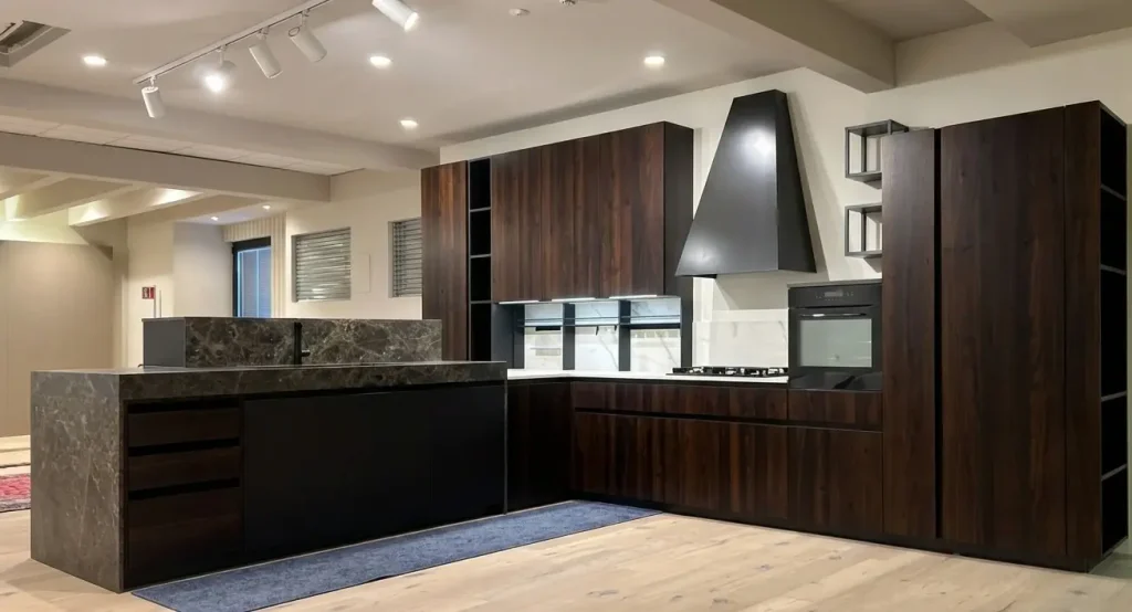 Cucina Glamour con isola scura vista frontale