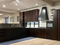 Cucina Glamour con isola scura vista frontale