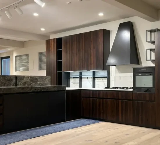 Cucina Glamour con isola scura vista frontale